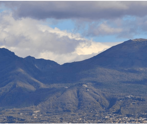 A US Tourist Became Injured In Mount Vesuvius Near To Her Phone.